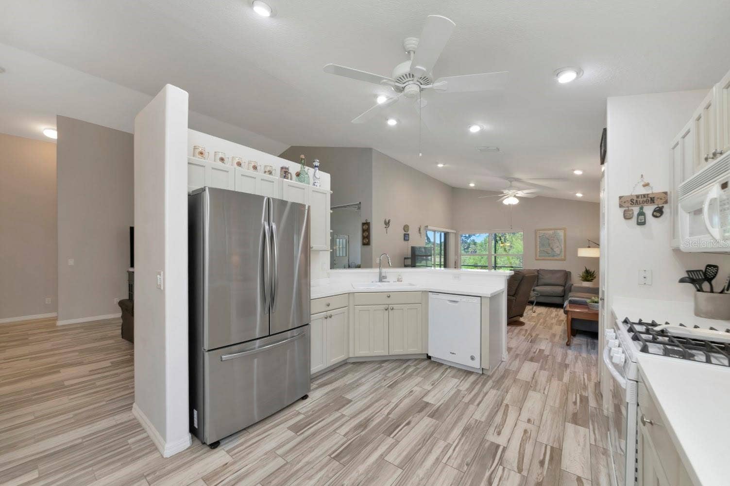 5113 FLAGSTONE DRIVE, Sarasota, FL 34238 Shaker style cabinets. Replumbed w/PEX 2017.