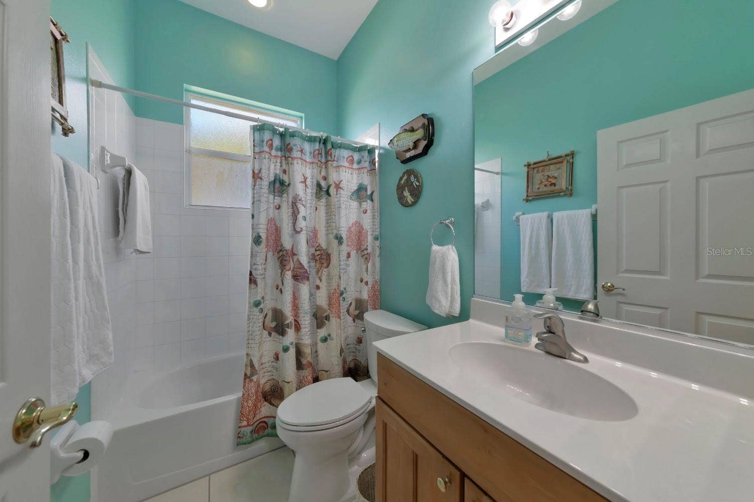 5113 FLAGSTONE DRIVE, Sarasota, FL 34238 Guest bathroom between bedrooms 2 & 3.
