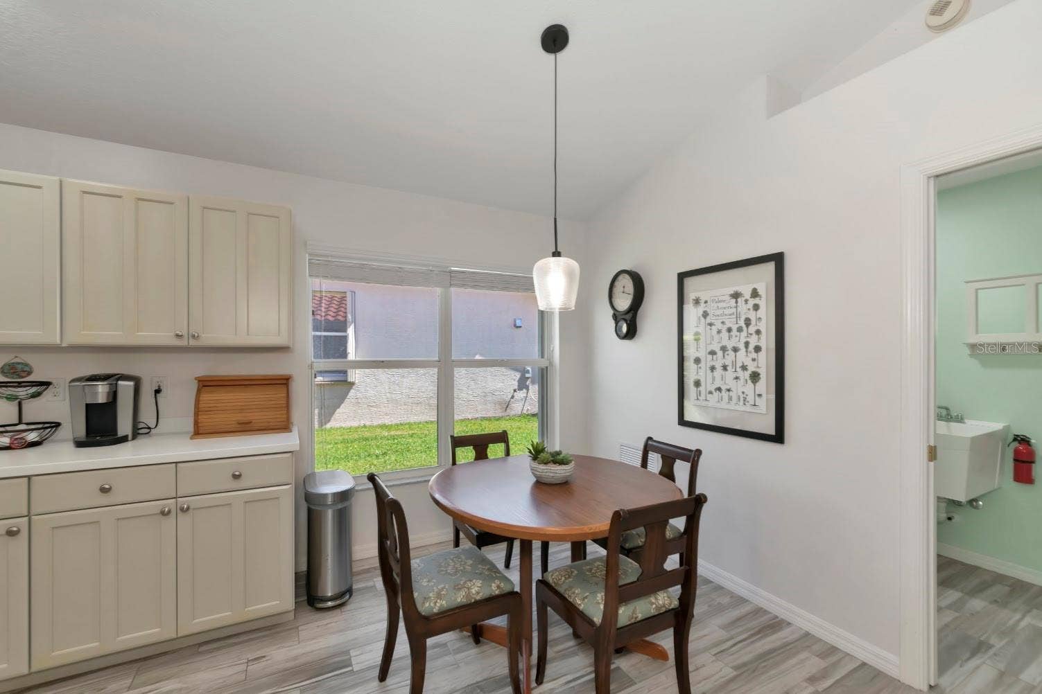 5113 FLAGSTONE DRIVE, Sarasota, FL 34238 Cozy dining/cafe area.