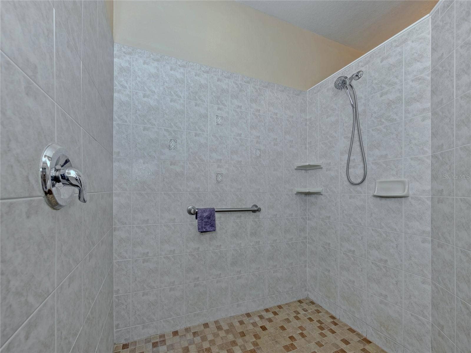 20684 CAPELLO DRIVE, Venice, FL 34292 Large size Roman Shower