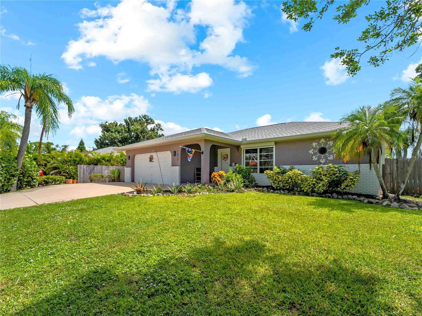 1477 HUDSON ROAD, Venice, FL 34293 Manicured lawn