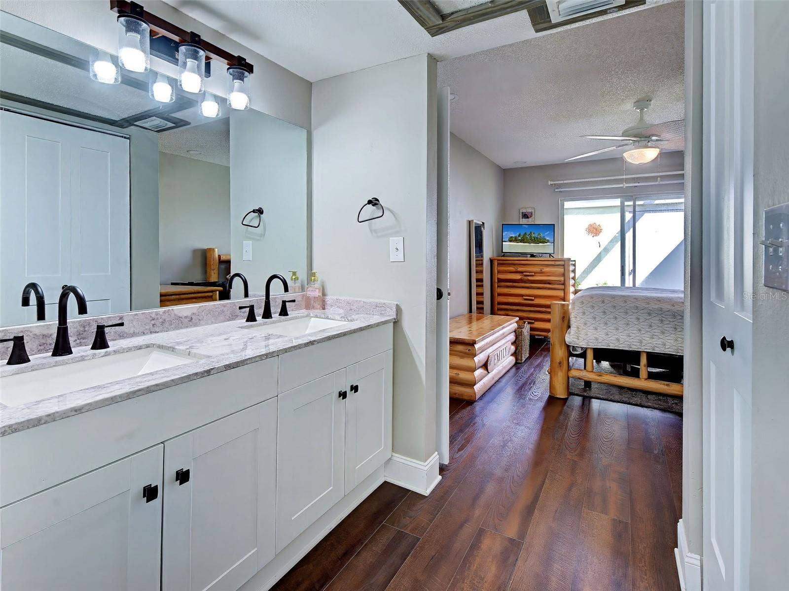 Primary en suite bath