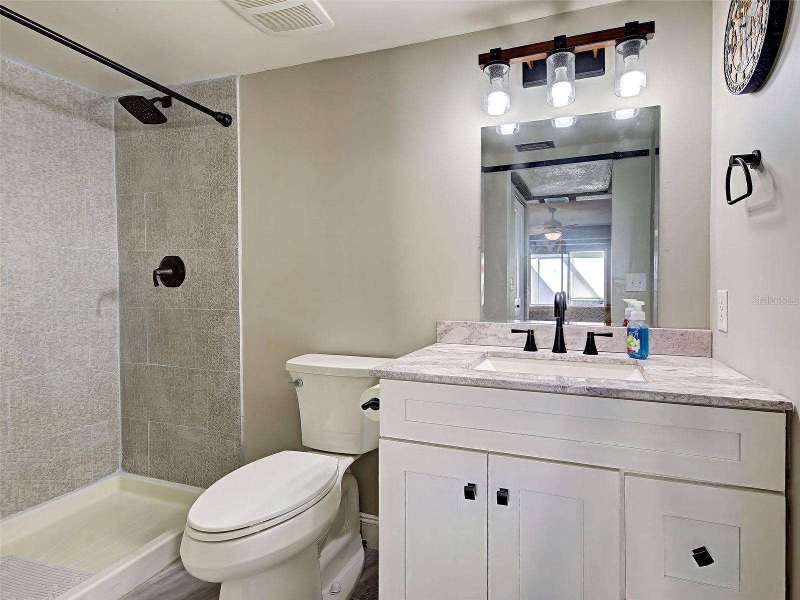 Guest en suite bath