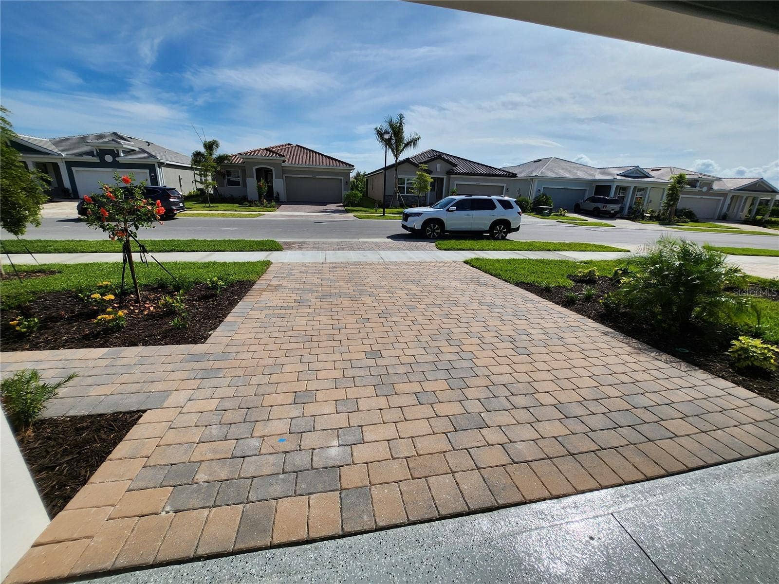 20465 BANDERA PLACE, Venice, FL 34293 Driveway