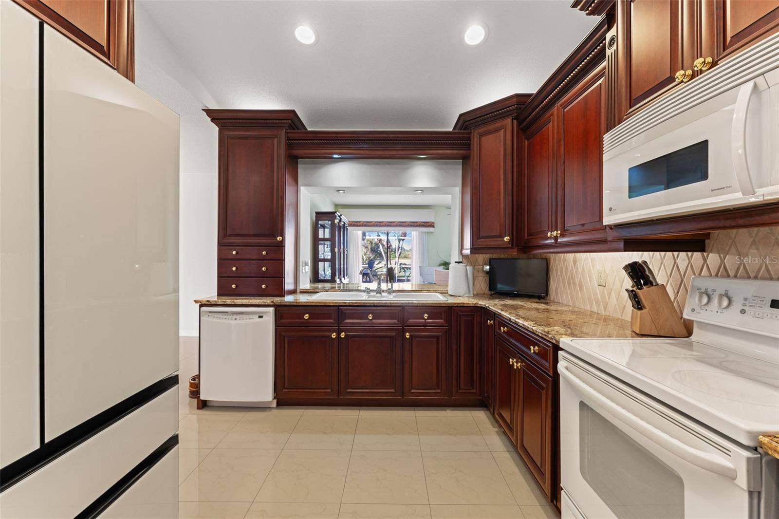 966 N DORAL LANE, Venice, FL 34293 Kitchen is connected to the dining room