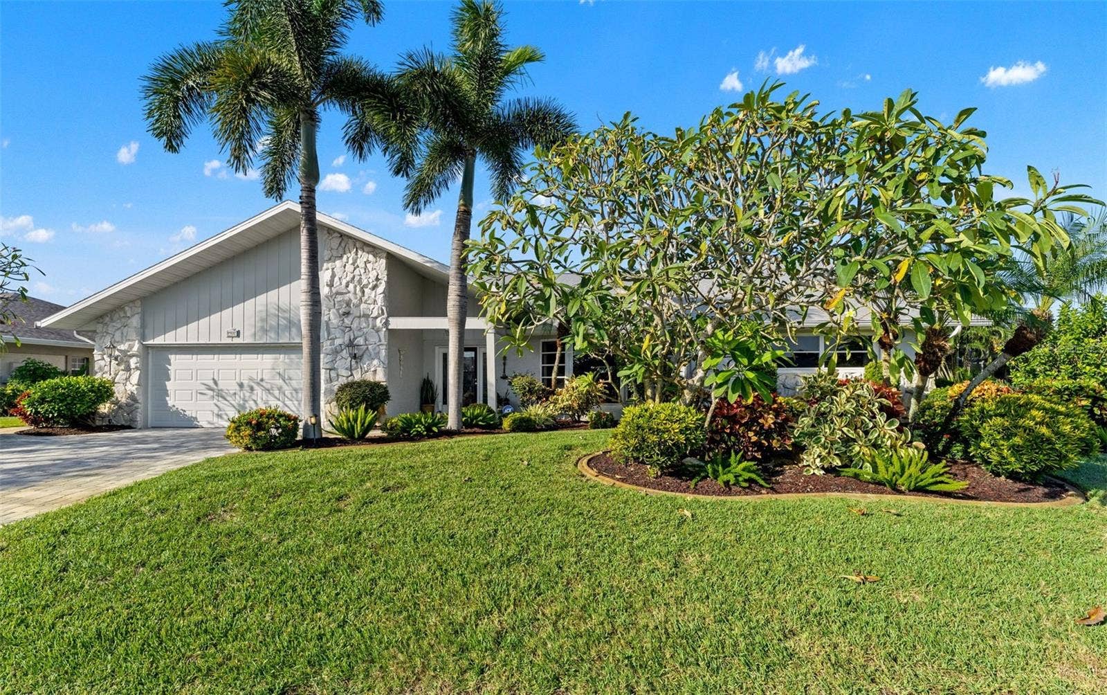 966 N DORAL LANE, Venice, FL 34293 Gorgeous landscaping