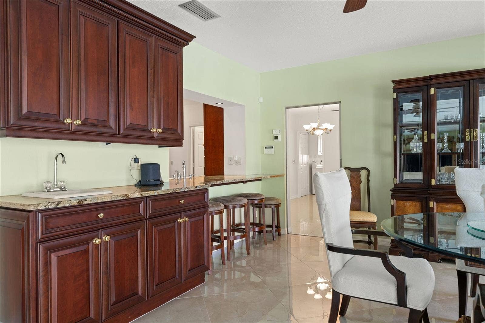 966 N DORAL LANE, Venice, FL 34293 Dry bar ideal for entertaining