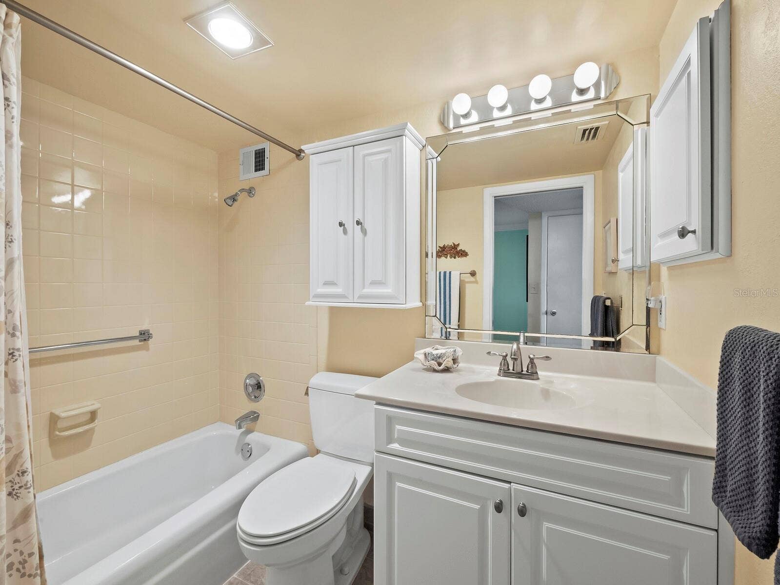 512 W VENICE AVENUE, #607, Venice, FL 34285 Guest bathroom