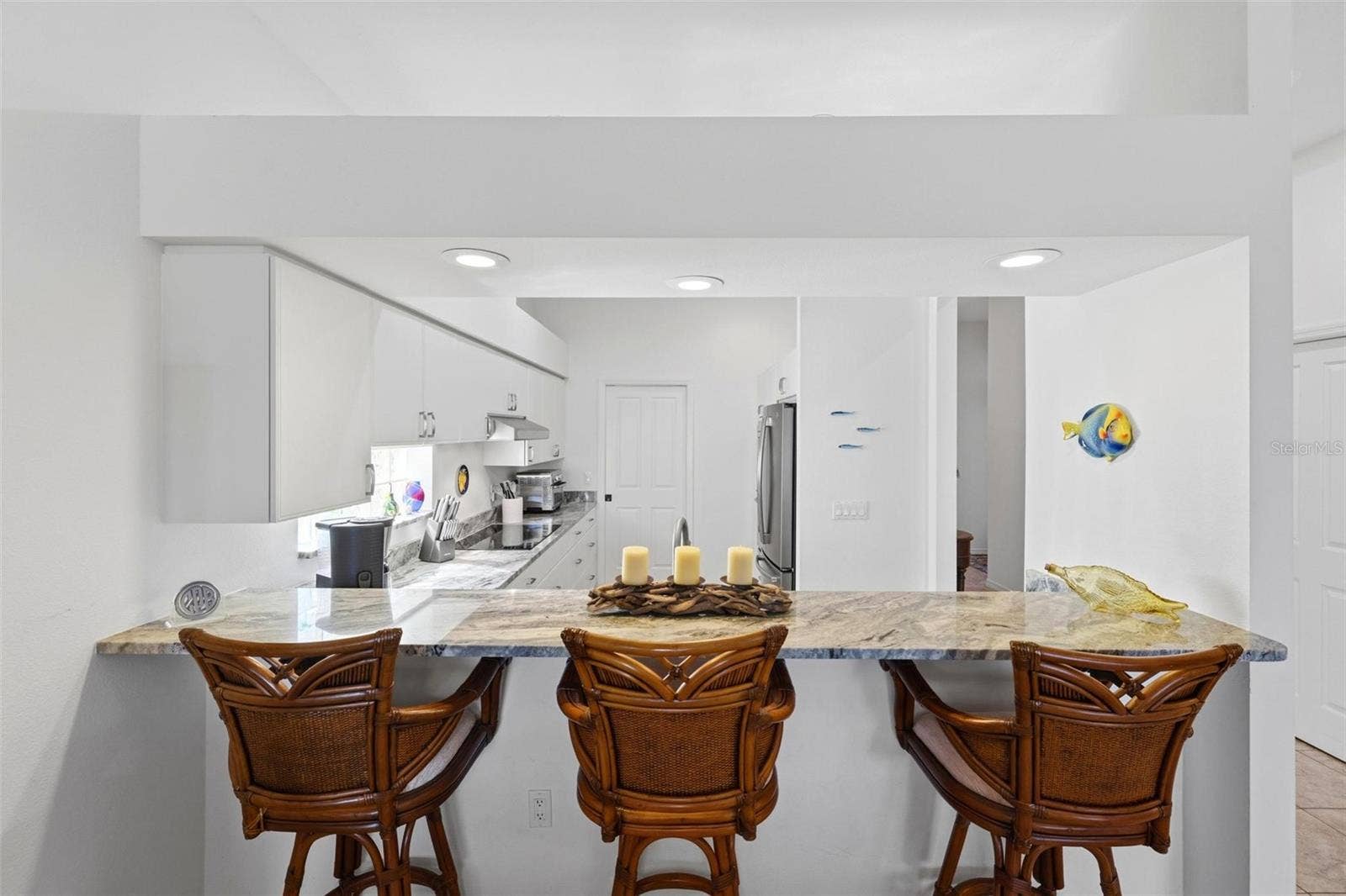 687 LAKESCENE DRIVE, Venice, FL 34293 Breakfast bar