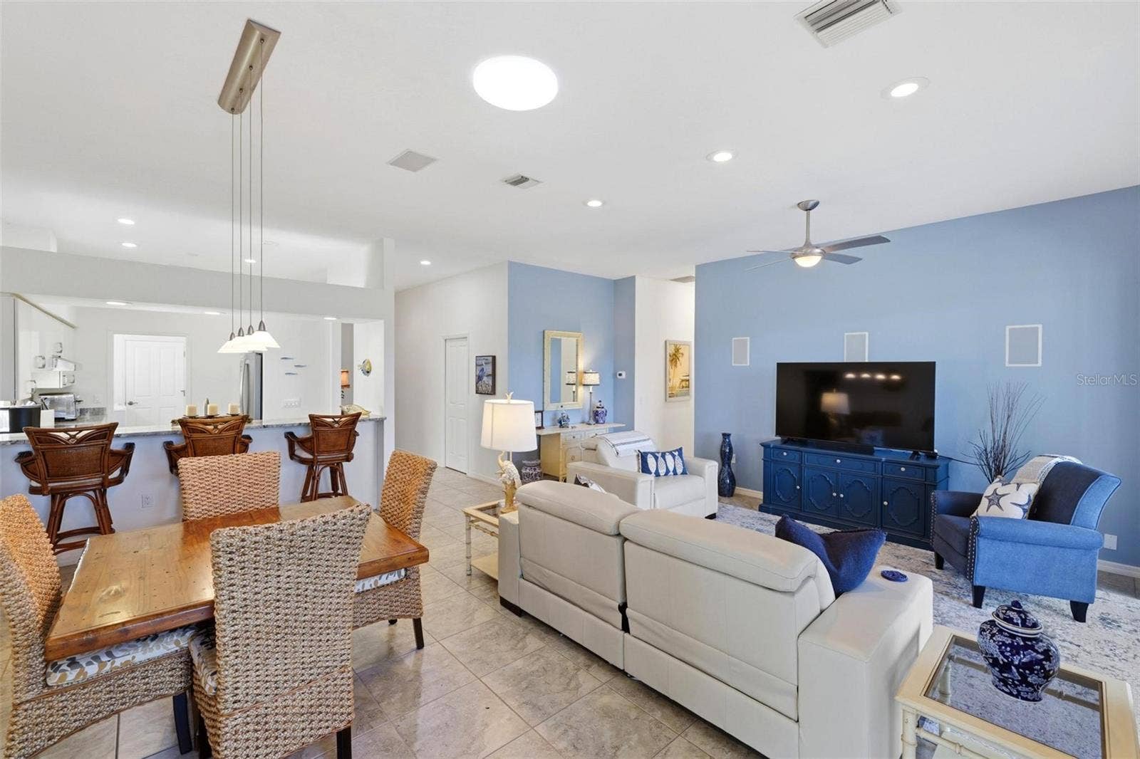 687 LAKESCENE DRIVE, Venice, FL 34293 dining/living areas open to breakfast bar/kitchen