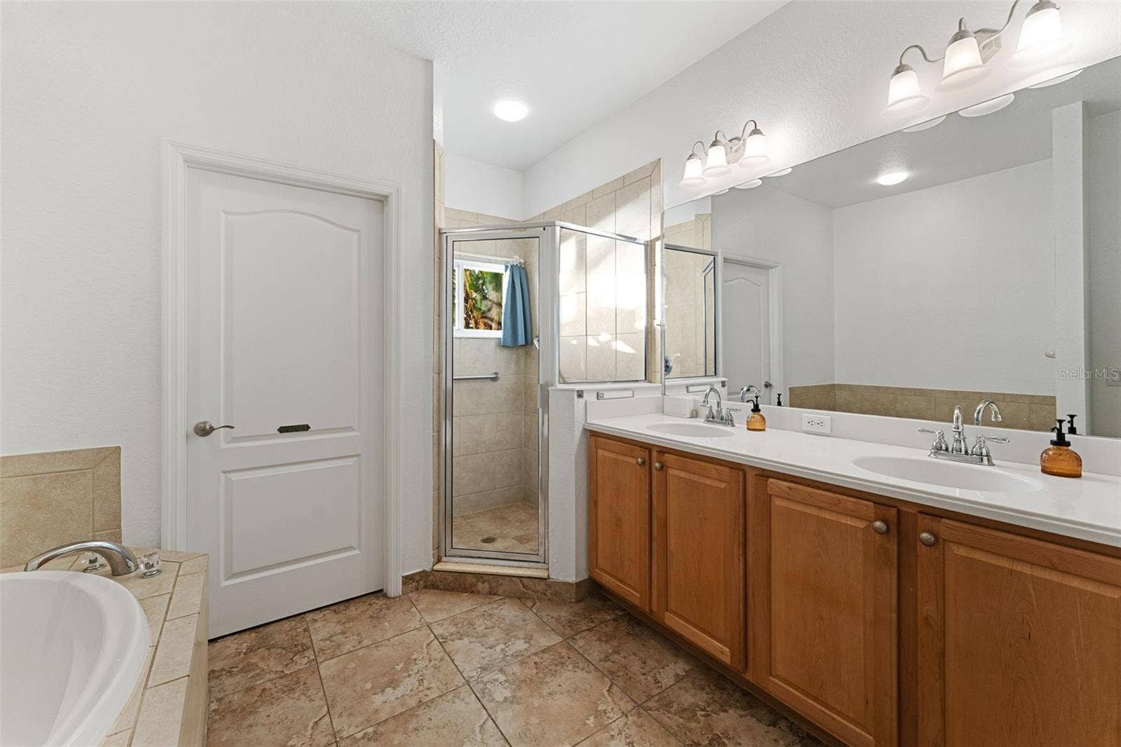 2216 WEAVER BIRD LANE, Venice, FL 34292 Tall hard surface counters, double vanities