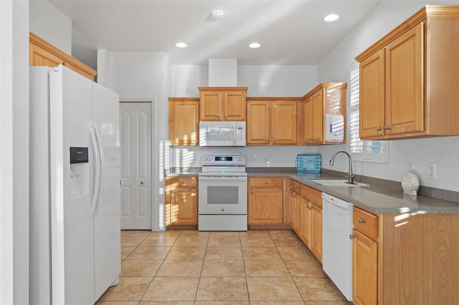 2216 WEAVER BIRD LANE, Venice, FL 34292 Solid surface counters