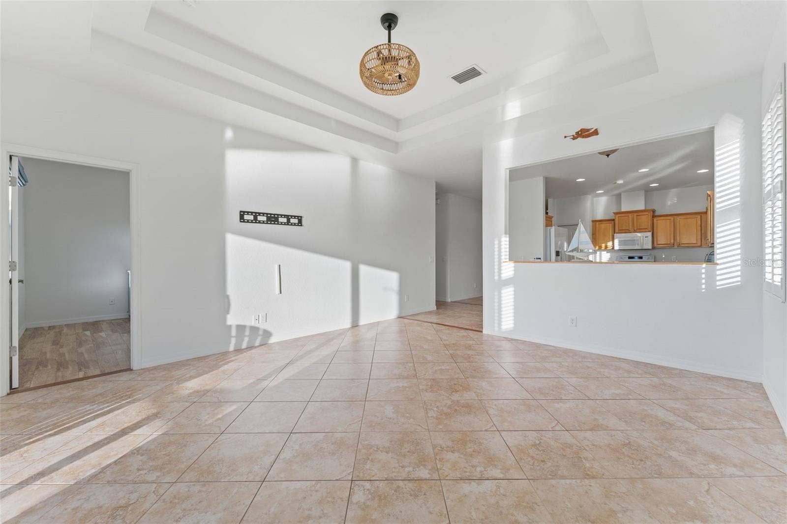 2216 WEAVER BIRD LANE, Venice, FL 34292 Family Room gets the afternoon sun!