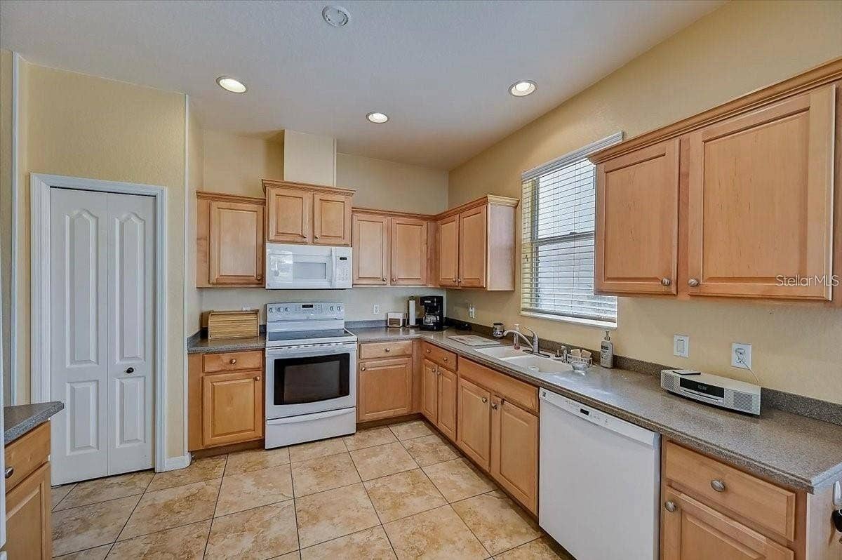 2216 WEAVER BIRD LANE, Venice, FL 34292 Newer appliances, solid wood cabinets