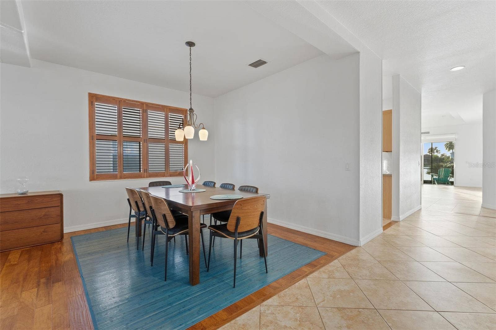 2216 WEAVER BIRD LANE, Venice, FL 34292 Plenty of wall space for wall art