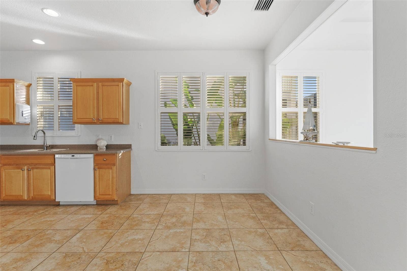 2216 WEAVER BIRD LANE, Venice, FL 34292 Welcoming space for any shape table
