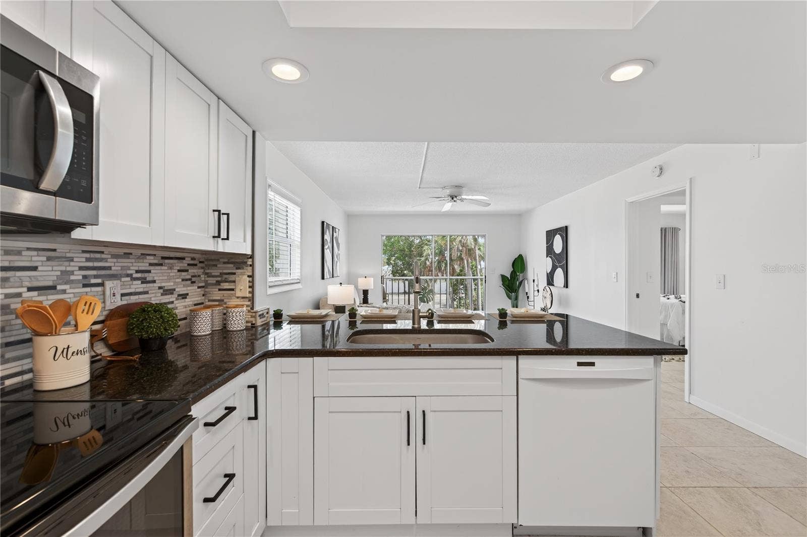 5031 N BEACH ROAD, #118, Englewood, FL 34223 Breakfast Bar with Seating for Four