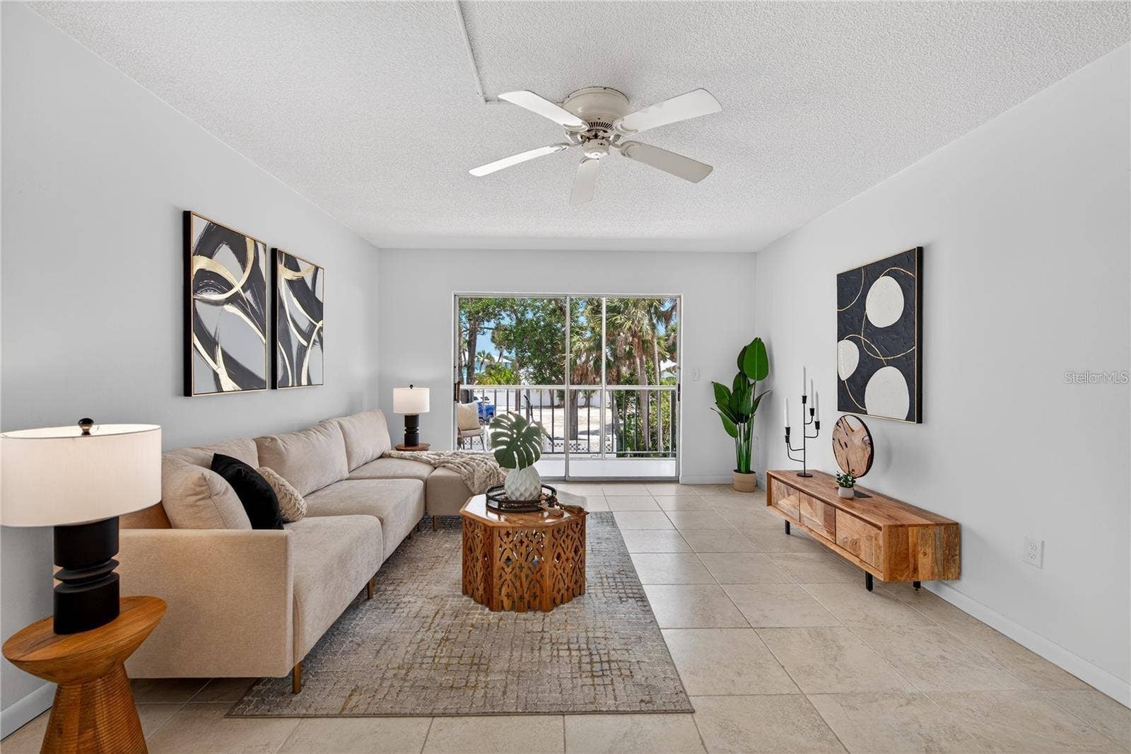 5031 N BEACH ROAD, #118, Englewood, FL 34223 Generously-Sized Living Room