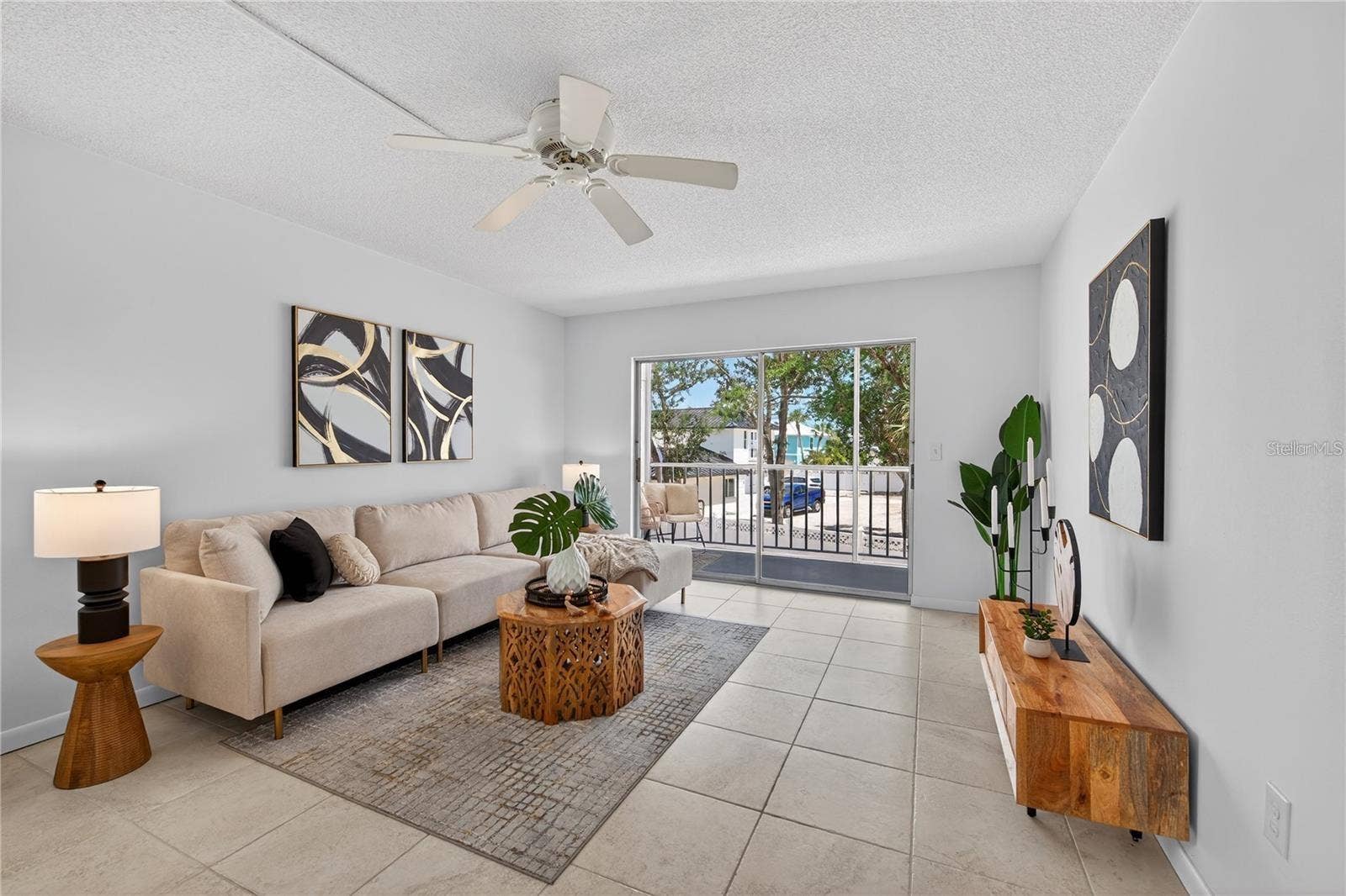 5031 N BEACH ROAD, #118, Englewood, FL 34223 Generously-Sized Living Room