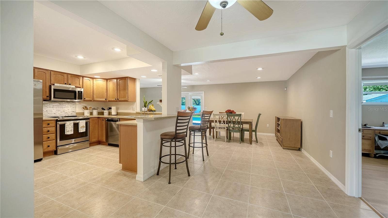 2304 50TH STREET W, Bradenton, FL 34209 Kitchen & Dining Room