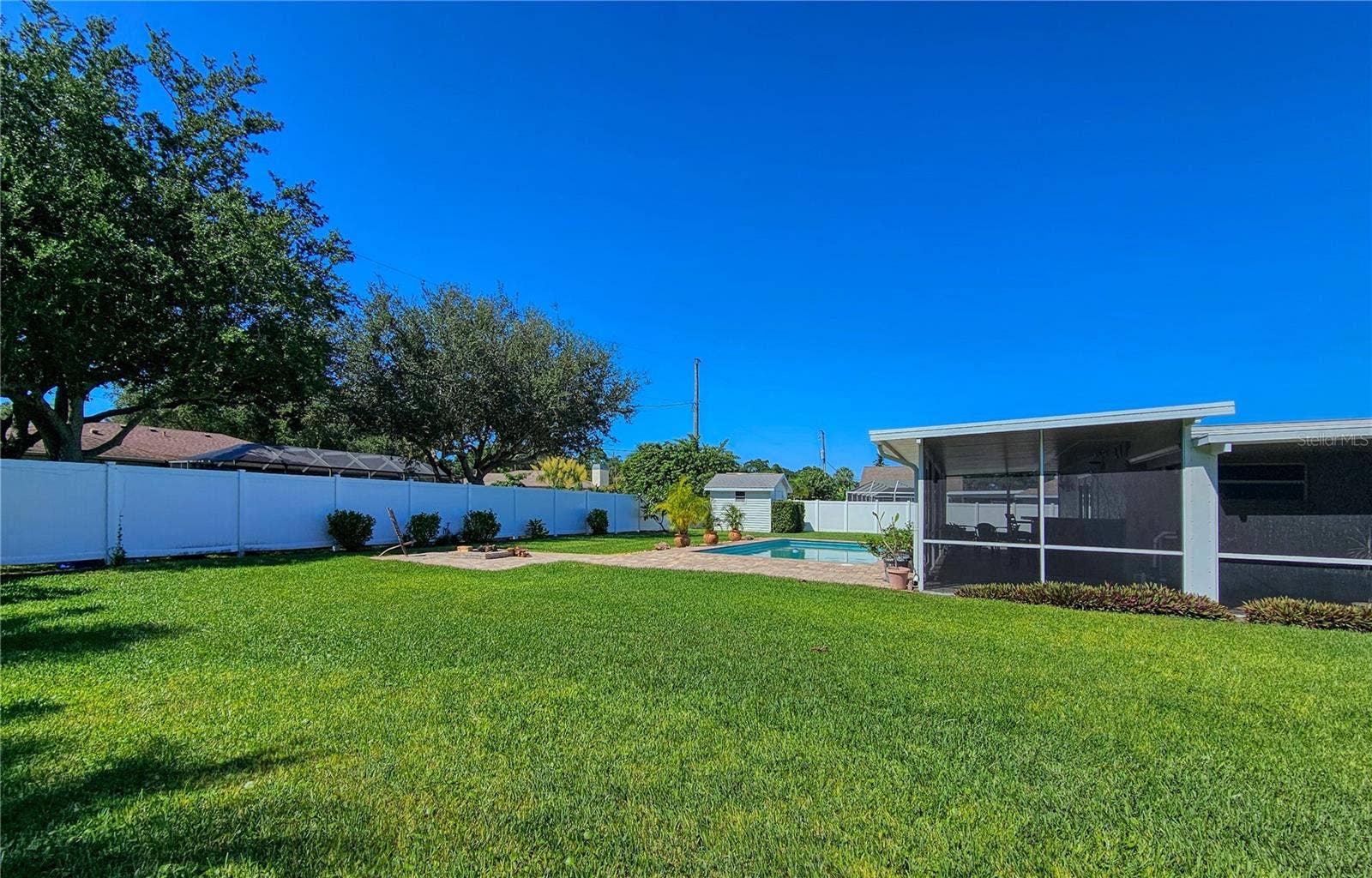 2304 50TH STREET W, Bradenton, FL 34209 Large side yard behind 6' vinyl privacy fence, room to roam