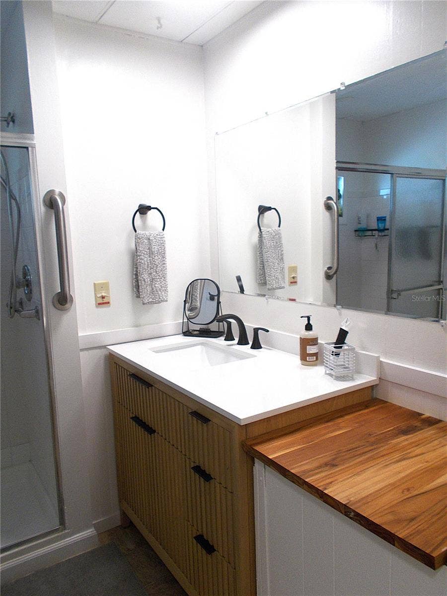 490 ASHWOOD DRIVE, Venice, FL 34285 Guest bathroom