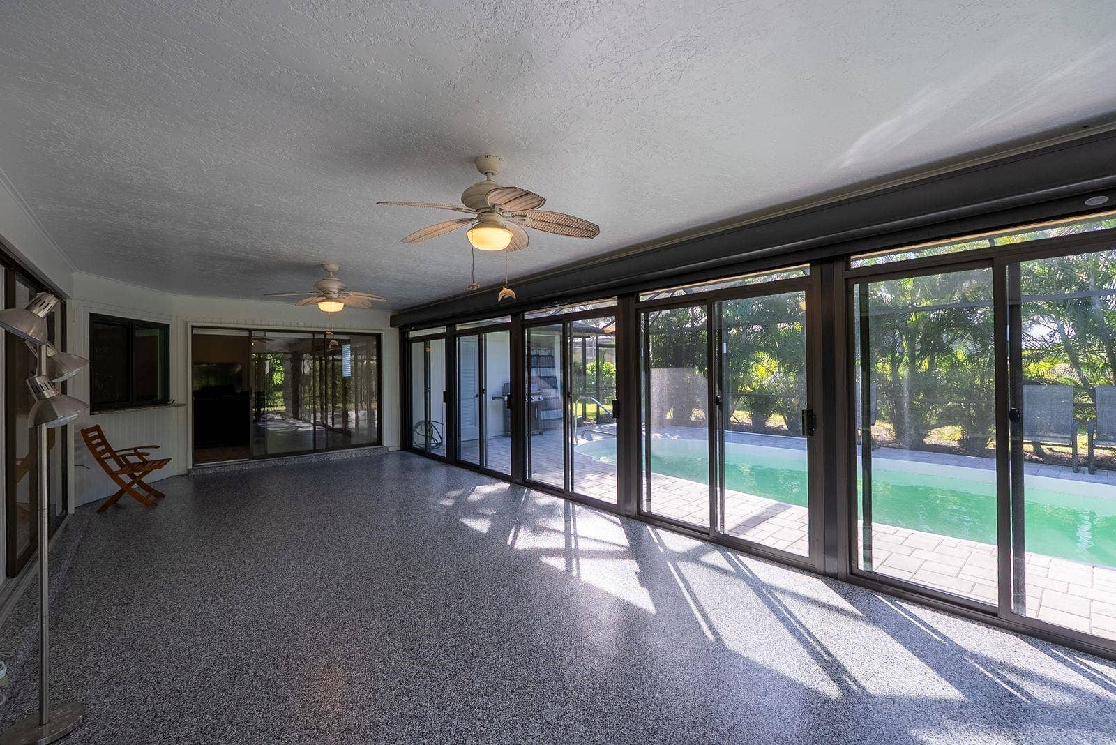 FL room overlooks pool