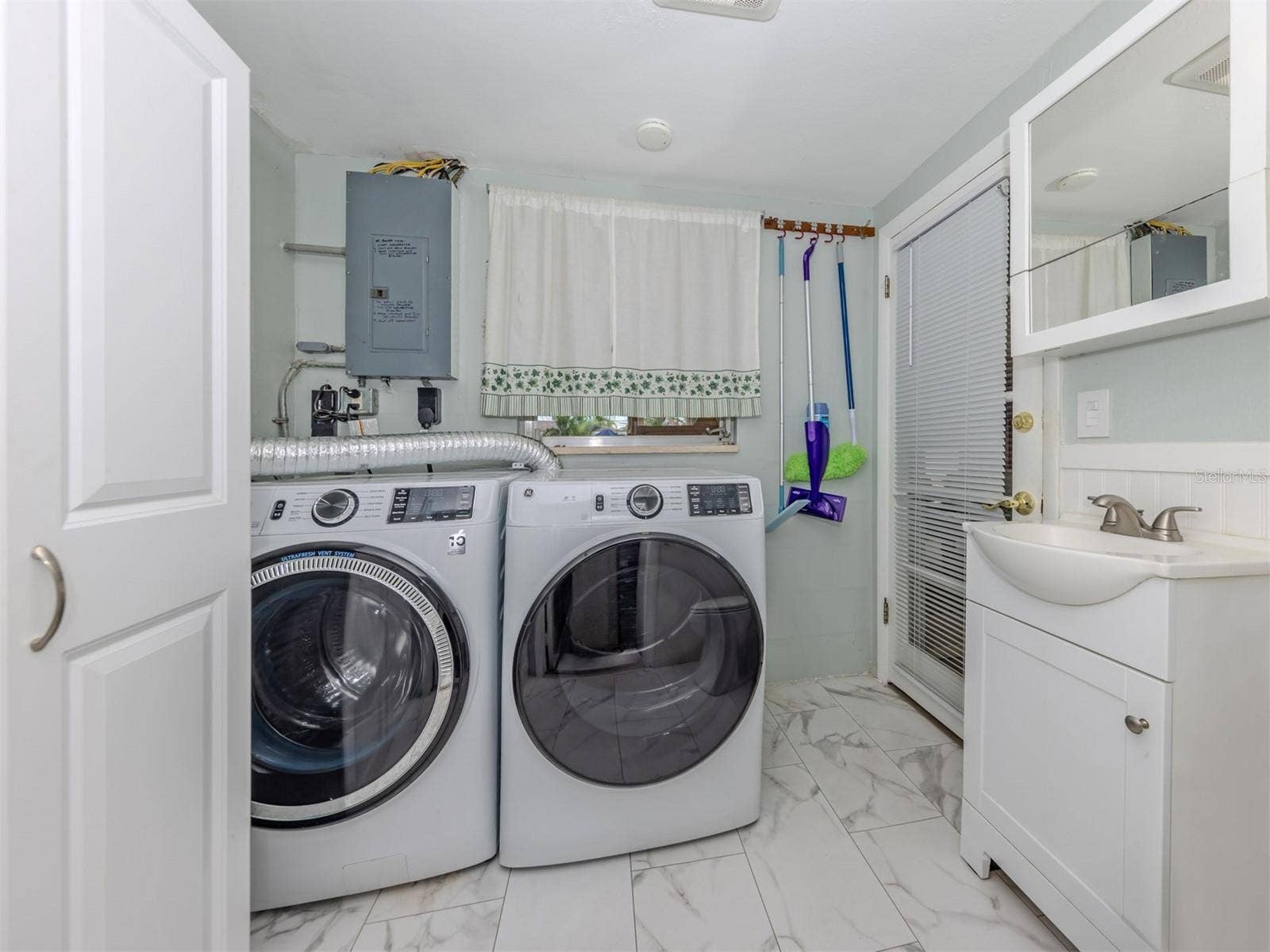 Laundry room between kitchen and garage