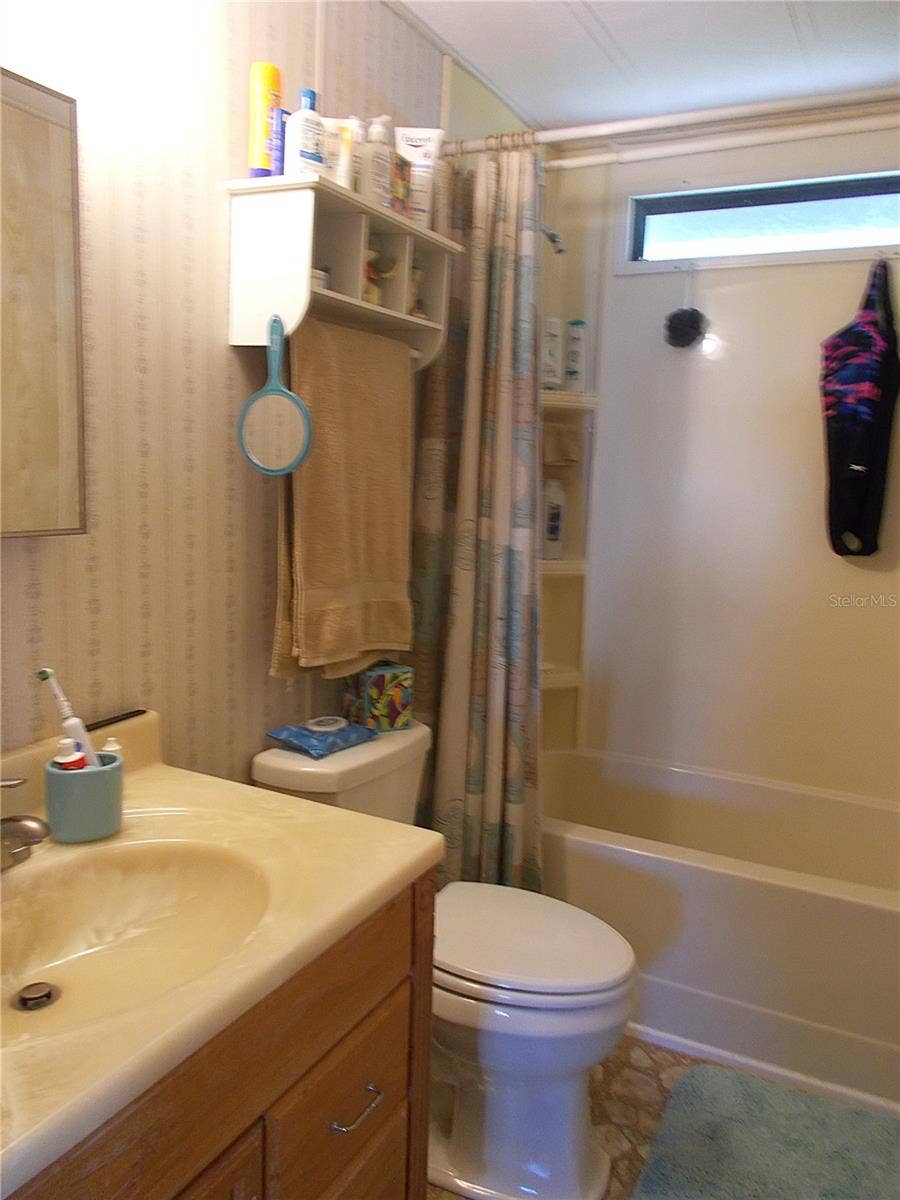 525 SANDPIPER DRIVE, Venice, FL 34285 Guest bathroom tub/shower combo