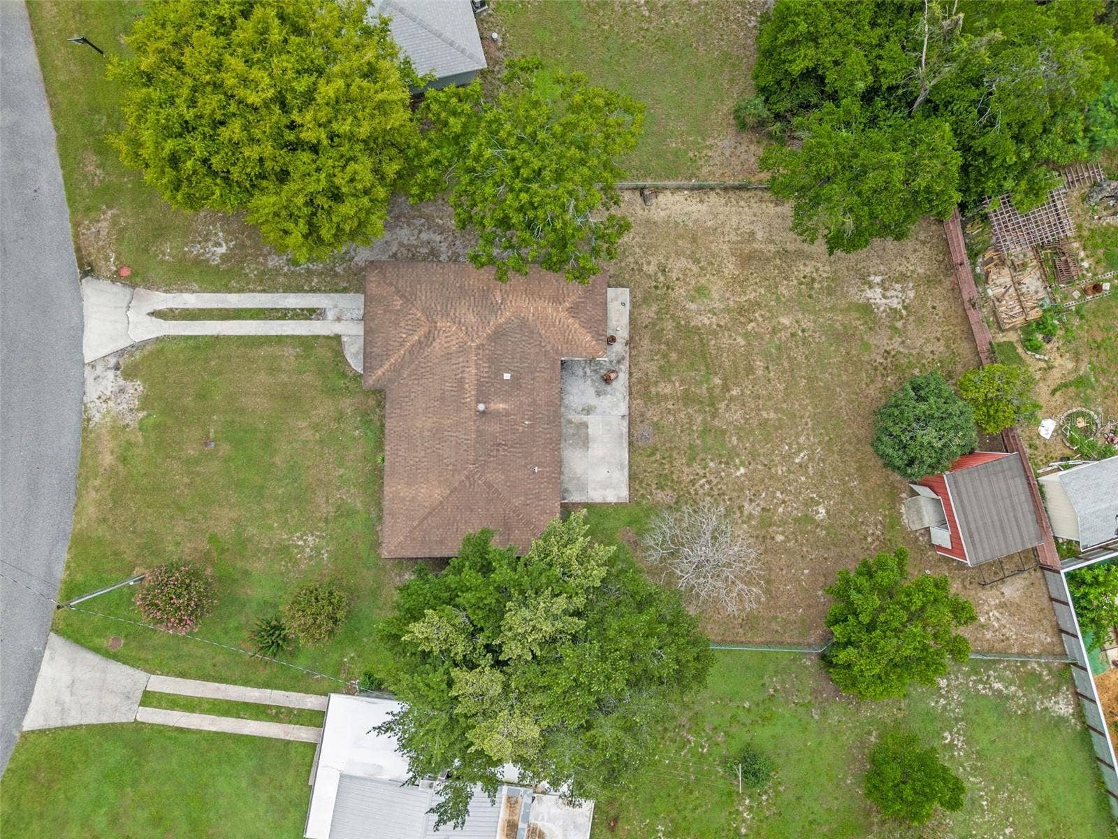 2012 HELMS AVENUE, Leesburg, FL 34748