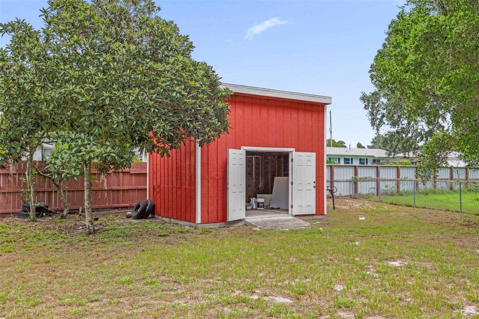 2012 HELMS AVENUE, Leesburg, FL 34748