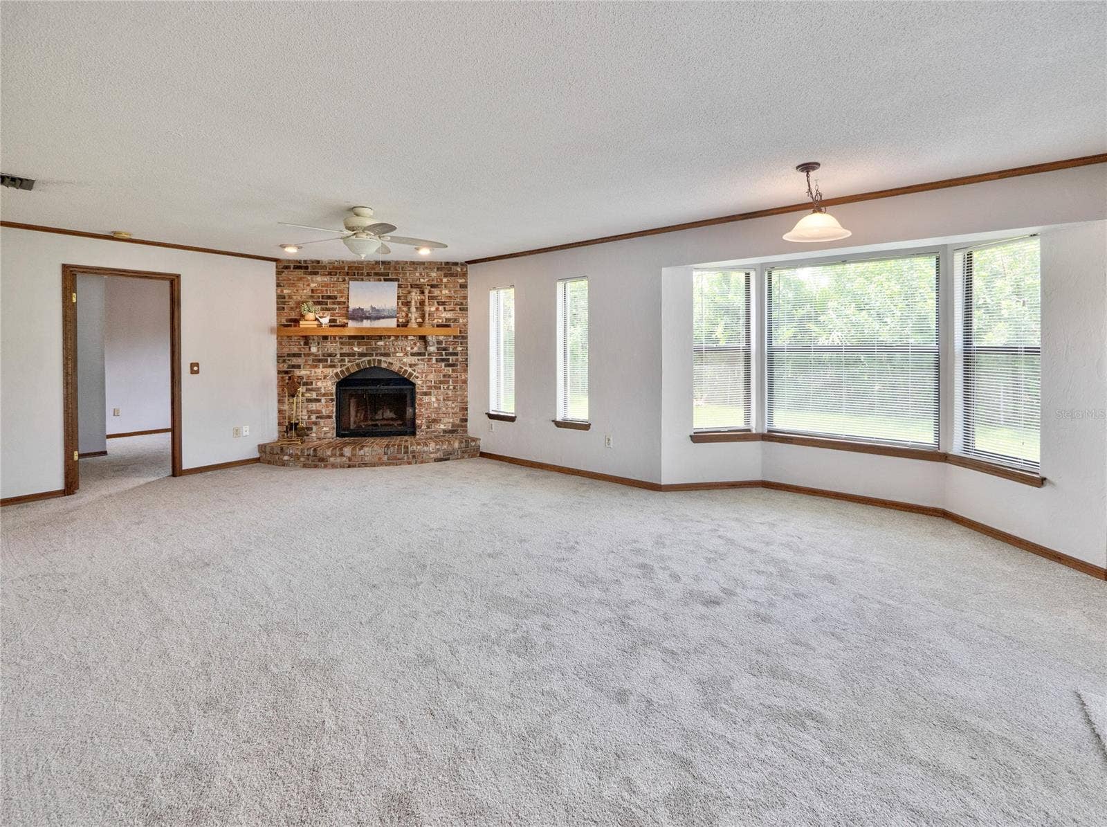 South Daytona, FL 32119 Family/Great Room