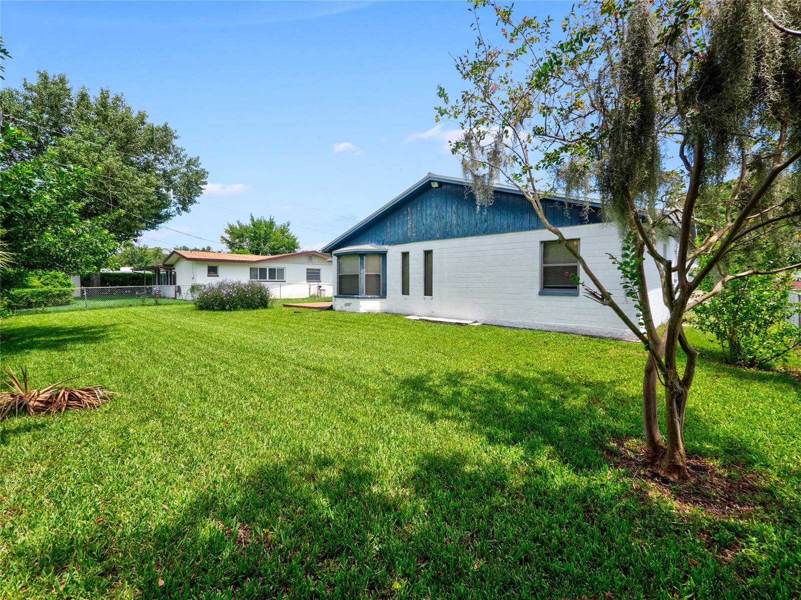 South Daytona, FL 32119 Spacious backyard with lush lawn