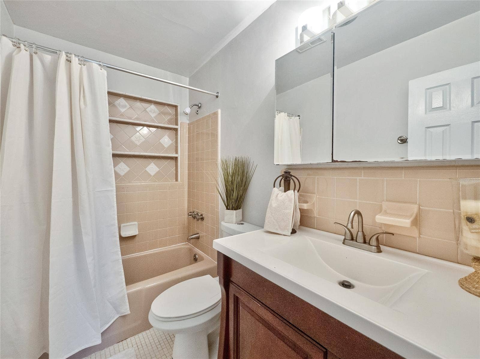 South Daytona, FL 32119 2nd Full Bathroom