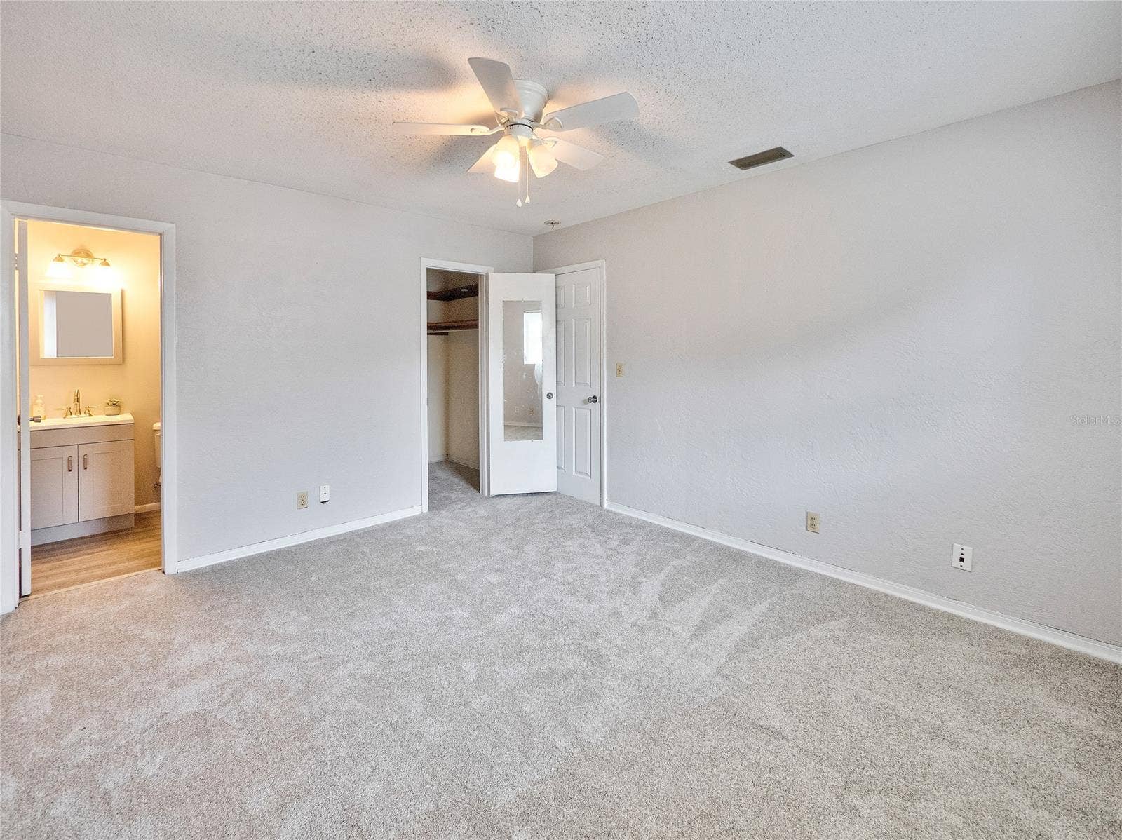 South Daytona, FL 32119 Master Bedroom with walk-in closet and full bath ensuite