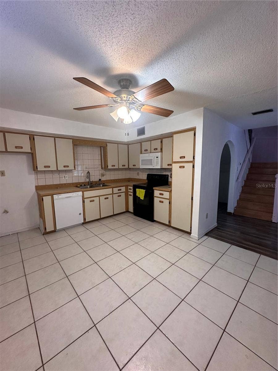 2016 OAK MEADOW CIRCLE, South Daytona, FL 32119 2016 OAK MEADOW CIRCLE, South Daytona, FL 32119
