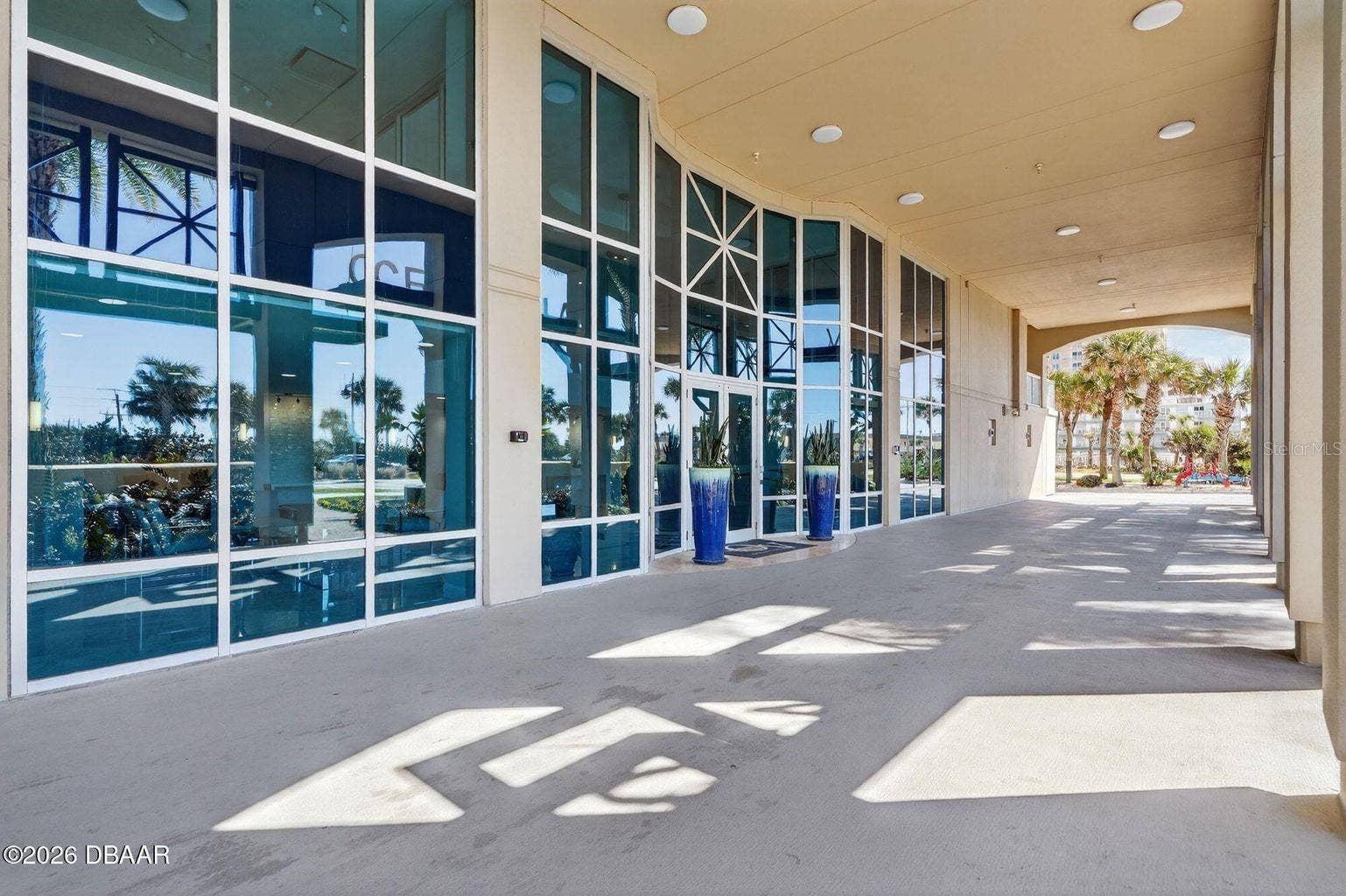 Drop off area to front of building
