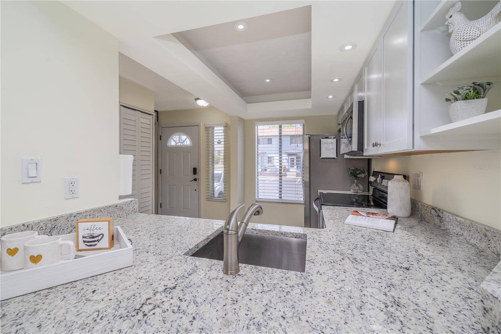 Kitchen w/stone counter