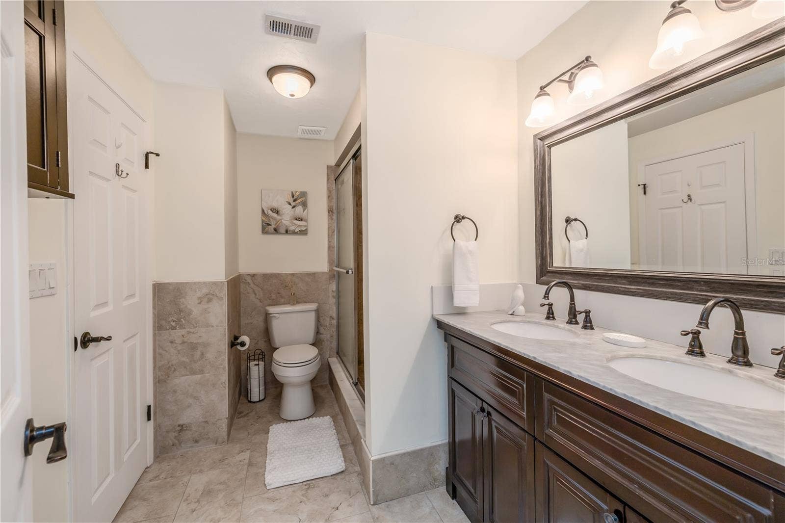 Upstairs full Bathroom