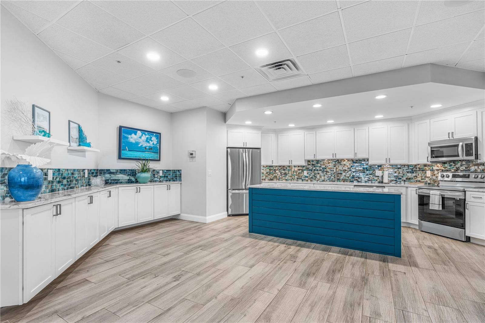 2967 S ATLANTIC AVENUE, #903, Daytona Beach Shores, FL 32118 OCEANS 6 SOCIAL ROOM/KITCHEN AREA