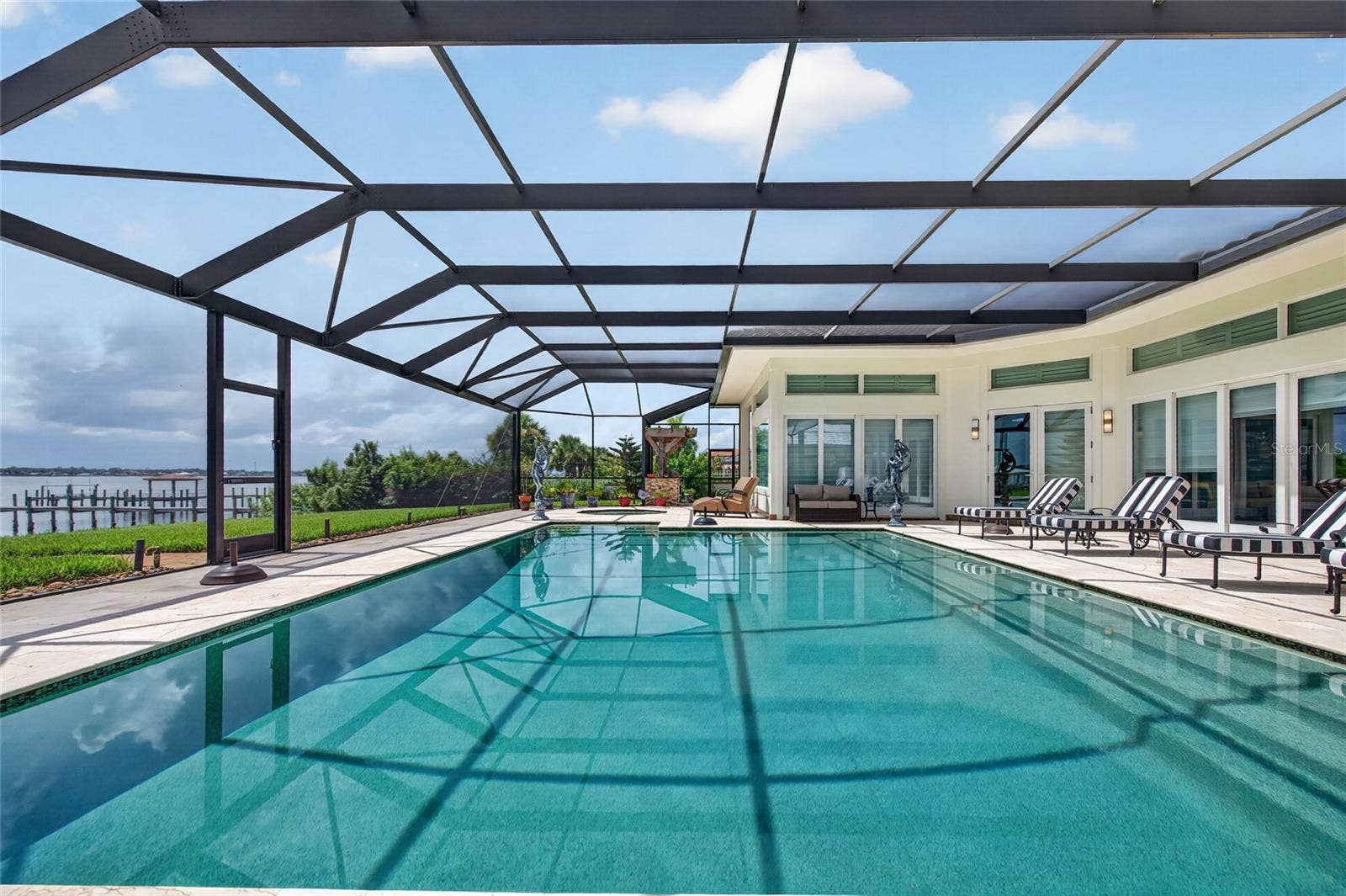 SCREENED POOL