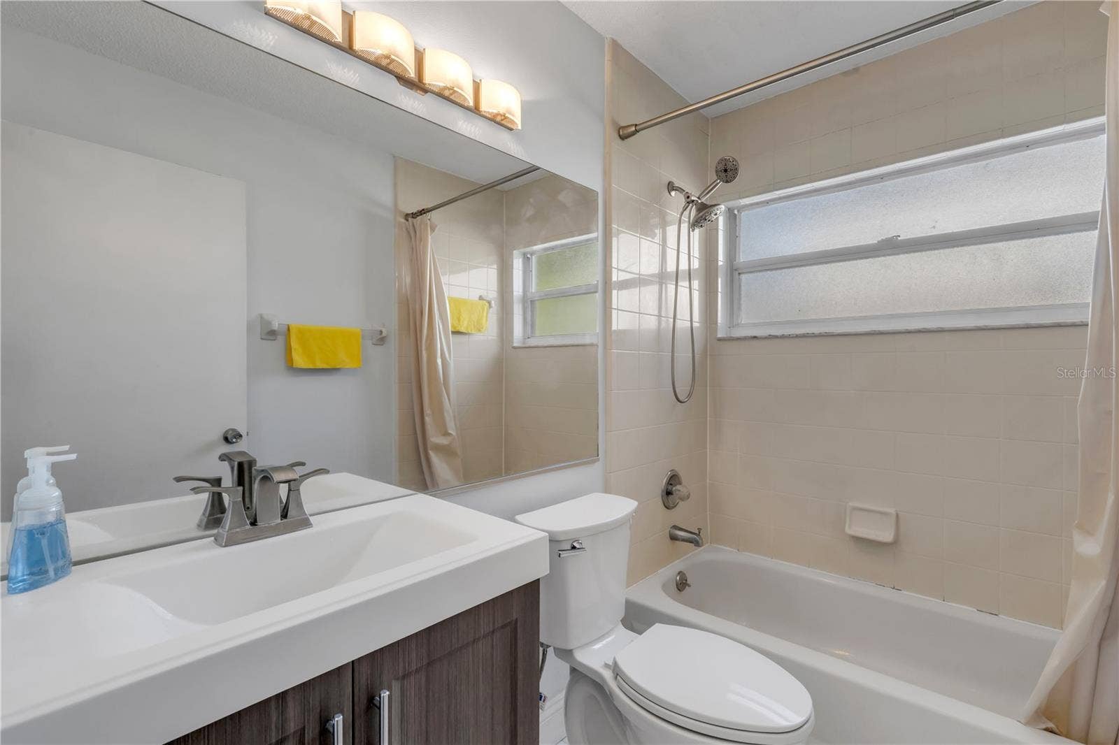 886 ANDKEN LANE, Port Orange, FL 32127 Guest Bathroom