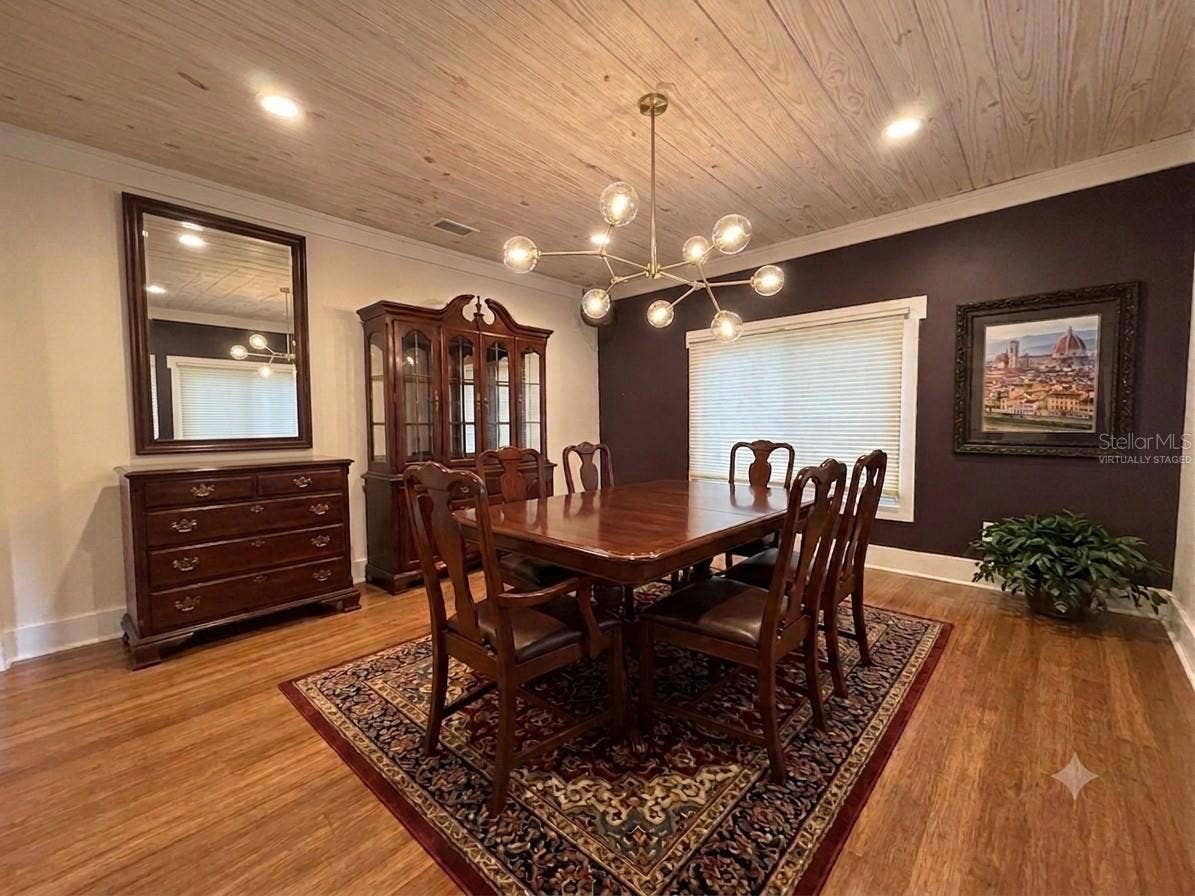 DINING ROOMVIRTUALLY STAGED