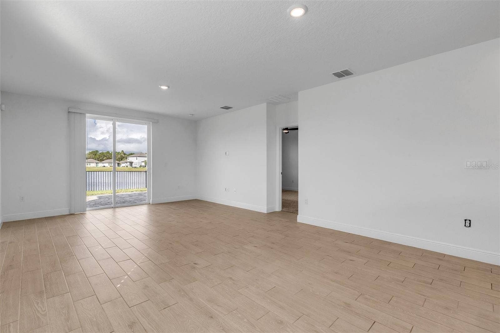 145 LINKS TERRACE BOULEVARD, Daytona Beach, FL 32124 Livng.2