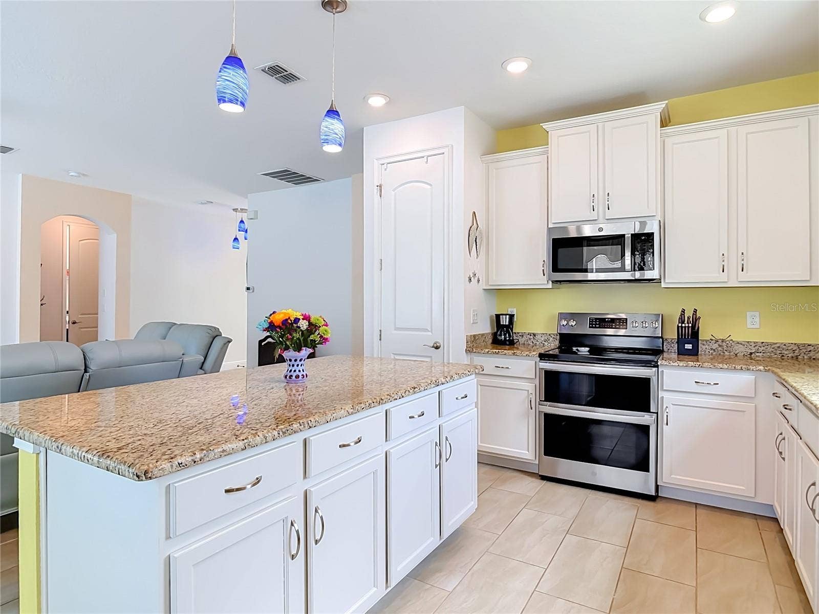 Island and double oven with air fryer in bottom oven