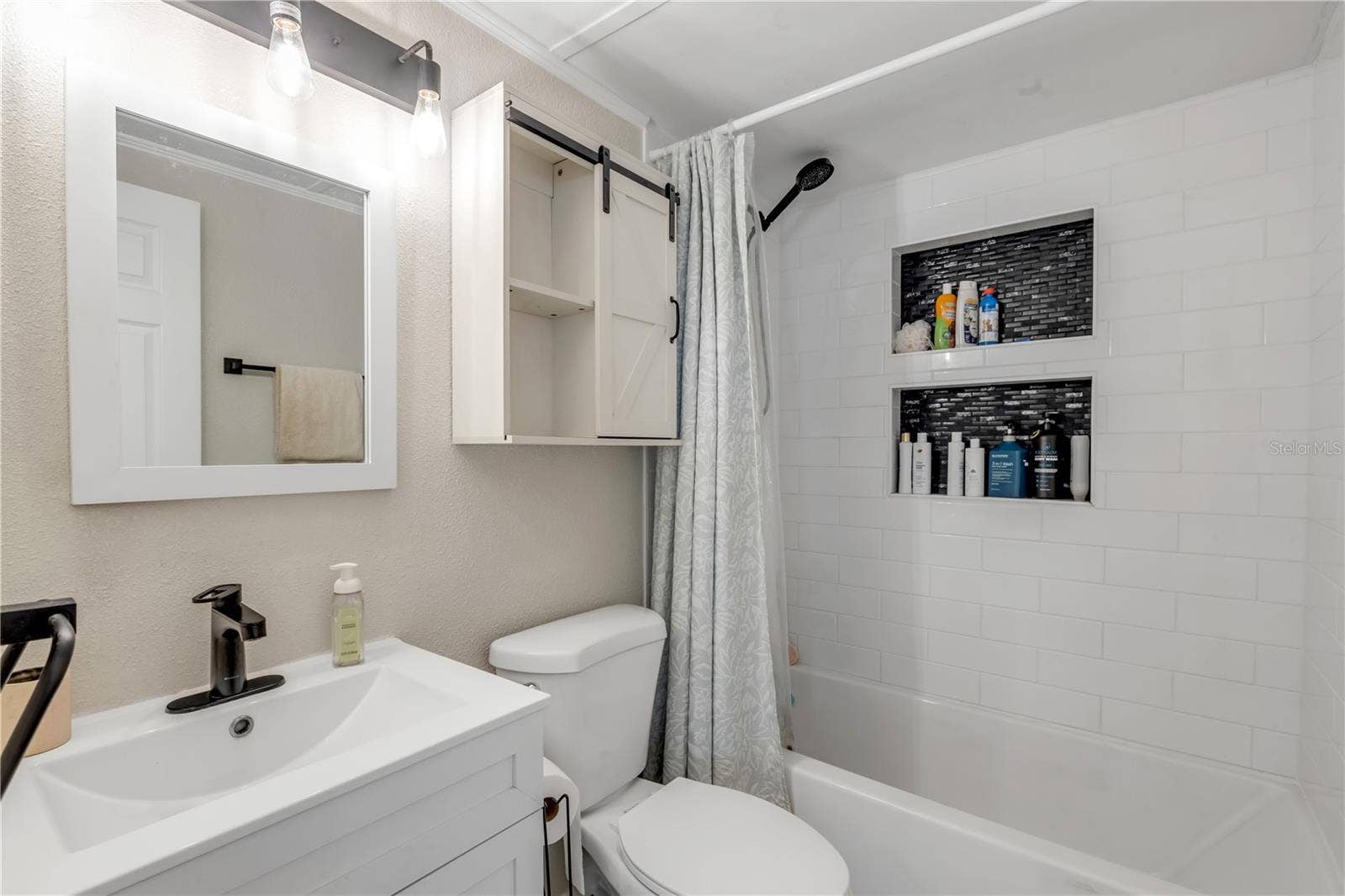1402 E VOORHIS AVENUE, Deland, FL 32724 1402 E VOORHIS AVENUE, Deland, FL 32724