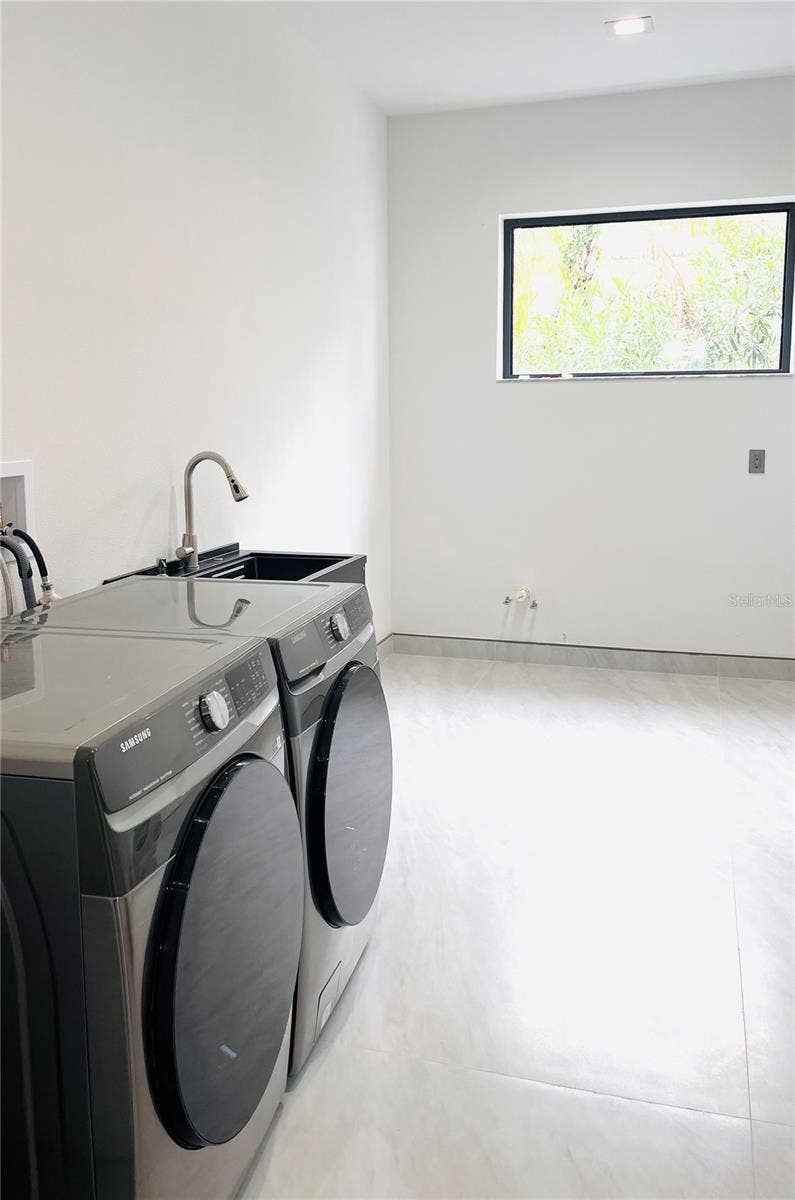2115 N HALIFAX AVENUE, Daytona Beach, FL 32118 LAUNDRY ROOM