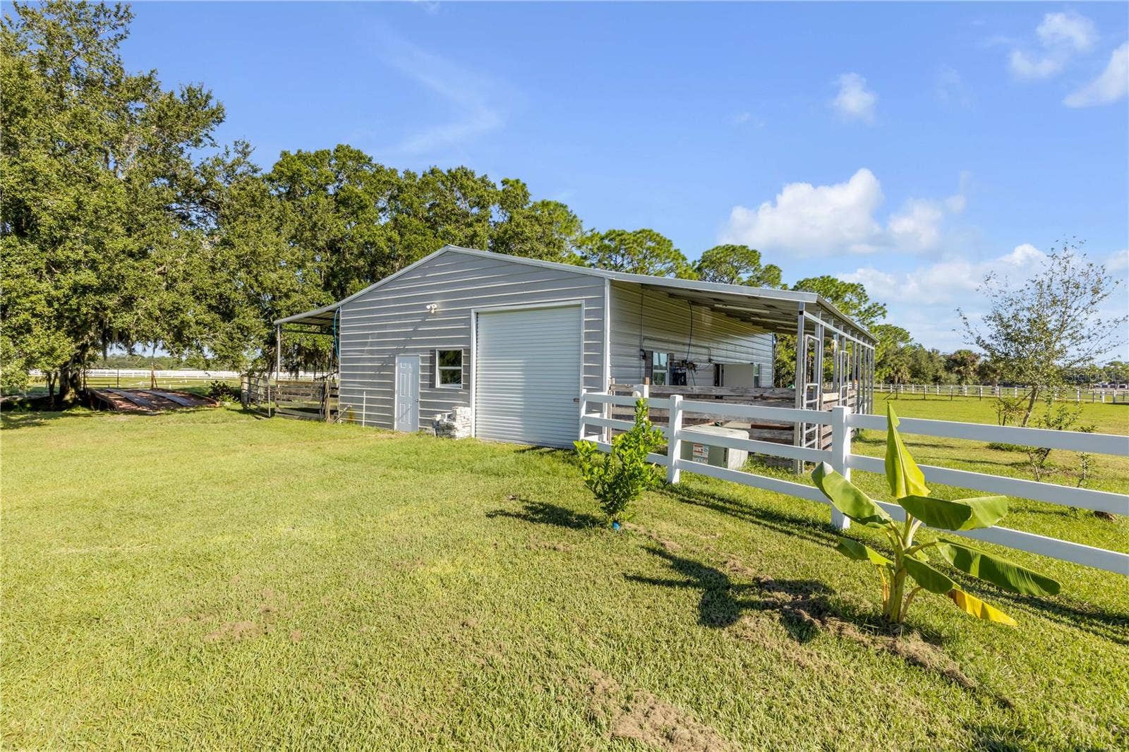 630 HAMMETT LANE, New Smyrna Beach, FL 32168 horse barn