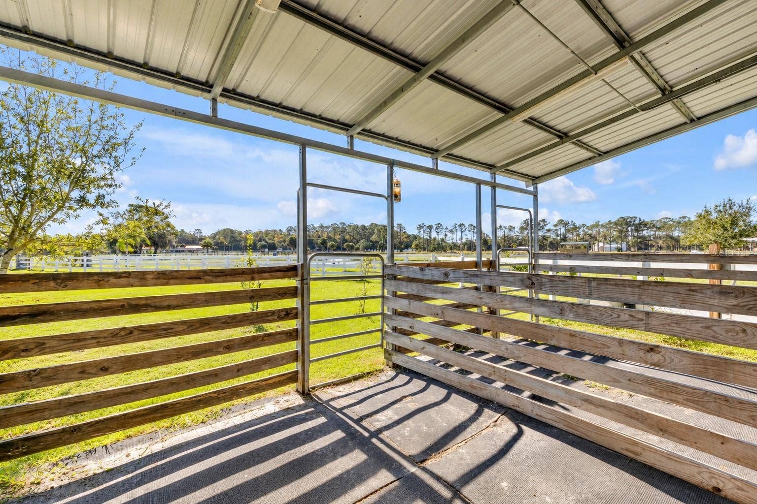 630 HAMMETT LANE, New Smyrna Beach, FL 32168 Horse stall