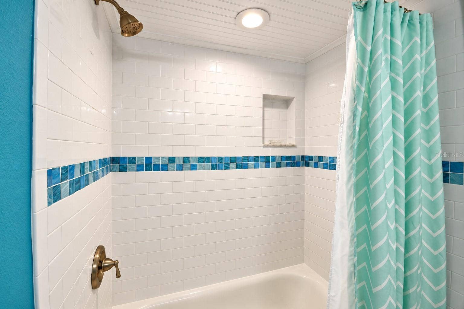 5207 S ATLANTIC AVENUE, #1126, New Smyrna Beach, FL 32169 Guest bathroom shower and tub.